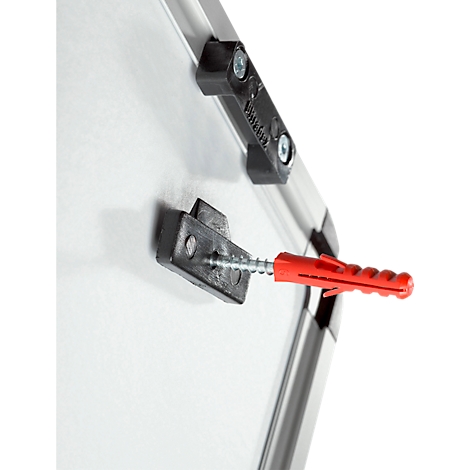 Close-up: Wandbevestiging voor een whiteboard met zwarte beugel, schroef, rode plug. Zilveren frame.