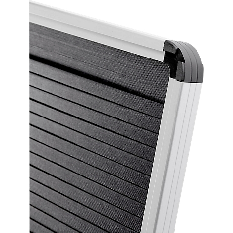 Detailopname van een zwart, geribbeld oppervlak met een zilveren frame en zwarte hoekverbindingen.