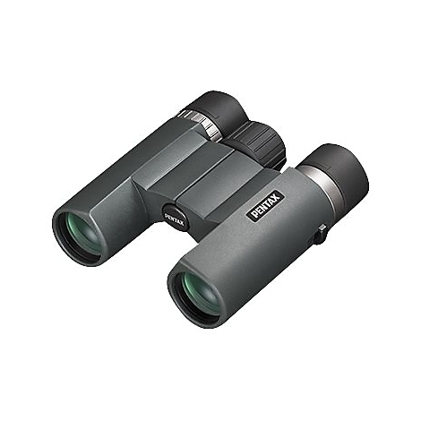 Graue Ferngläser mit Logo "PENTAX" auf weißem Hintergrund. Die Okulare sind schwarz.