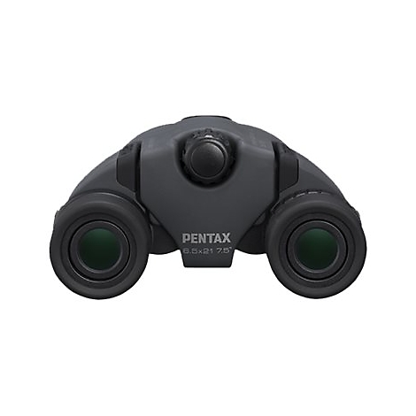 Dunkelgraues Fernglas mit grünen Linsen. Der Markenname PENTAX und weitere Spezifikationen sind auf der Vorderseite abgebildet.