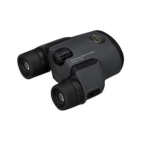 Dunkelgraues Fernglas mit schwarzem Okular und Aufschrift PENTAX.