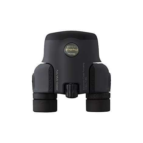 Schwarzes Fernglas mit der Aufschrift Pentax Papilio. Aufschrift: Fully Multi-Coated, Extremely-Close Focusing 0.5m/1.6ft.