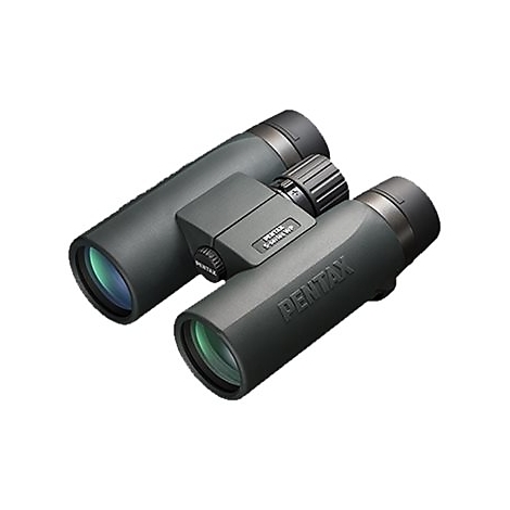 Dunkelgrünes Fernglas von Pentax, Detailansicht. Der Schriftzug 'PENTAX' ist deutlich erkennbar.