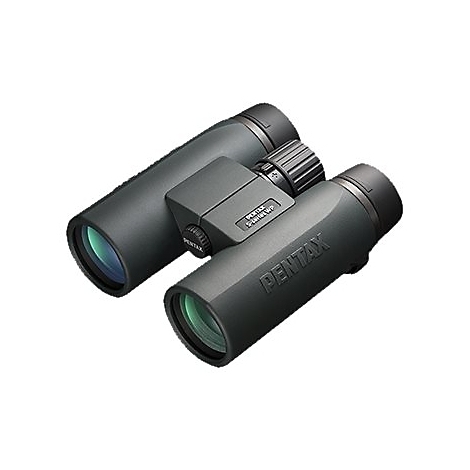 Dunkelgrünes Fernglas. Aufschrift: Pentax S-series WP.