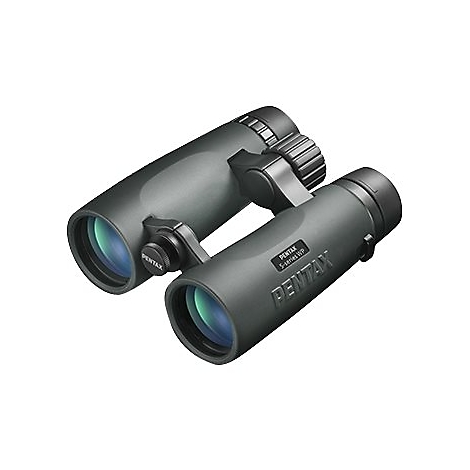 Dunkelgraues Fernglas mit grünen Linsen vor weißem Hintergrund. Der Herstellername PENTAX ist aufgedruckt.