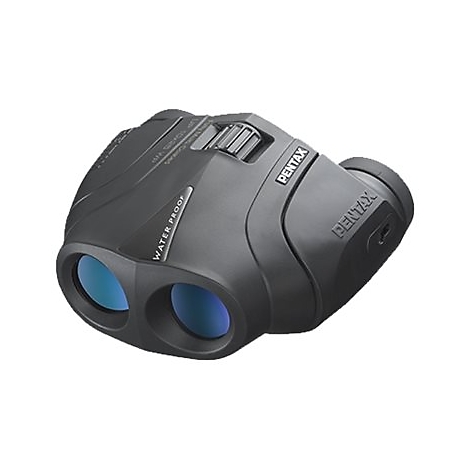 Schwarzes Fernglas mit blau getönten Linsen. Aufschrift 'PENTAX' und 'WATER PROOF'.