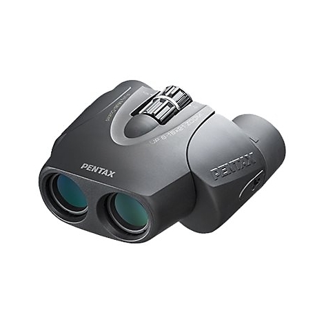 Dunkelgraues Fernglas mit silbernen Details. Aufschrift PENTAX und UP 8-16x21 ZOOM.