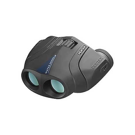 Schwarzes Fernglas mit grünen Linsen. Aufschrift 'PENTAX' und 'WATER PROOF'.