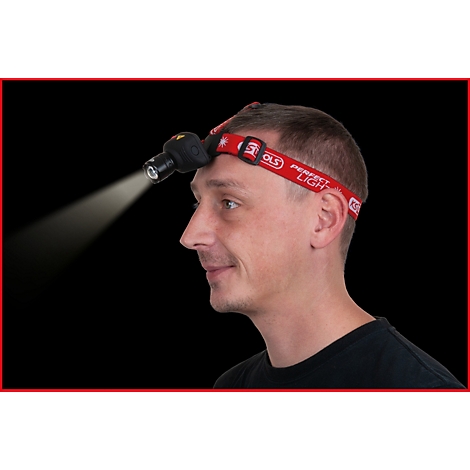 Mann mit Stirnlampe. Die Lampe leuchtet nach vorne, rotes Band mit Schriftzug.