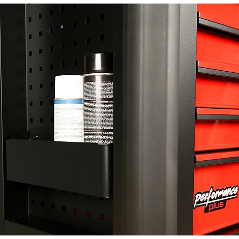 Detailaufnahme eines Werkzeugschranks: Schwarze Halterung mit zwei Spraydosen, dahinter rote Schubladen. 'Performance plus' Schriftzug.
