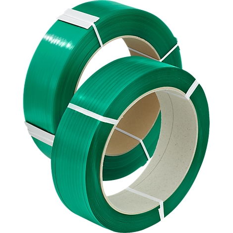 Zwei Rollen grünes Umreifungsband, mit weißem Papier umwickelt.