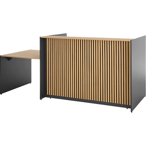 Bureau avec cadre noir et dessus de table brun clair, derrière un mur en bois nervuré verticalement.