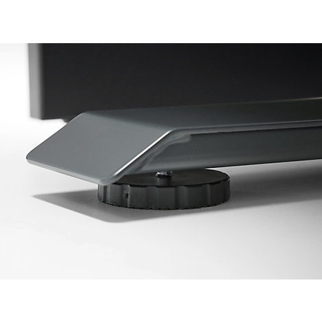 Gros plan d'un pied de table gris reposant sur une base noire et nervurée. L'arrière-plan est flou.