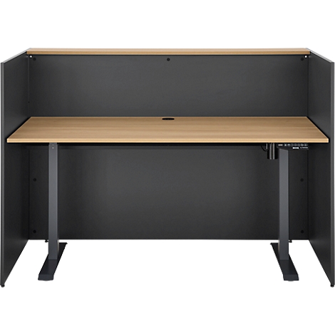 Un bureau gris avec un dessus en bois et un écran de confidentialité intégré sur un fond neutre.