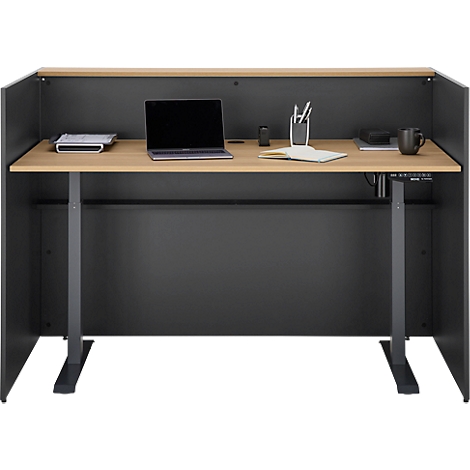 Bureau avec ordinateur portable, stylos et tasse. Encadrement gris. Plateau de table en bois clair.