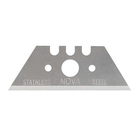 Gros plan d'une lame de rasoir argentée avec l'inscription "STAINLESS NOVA STEEL" sur fond noir.