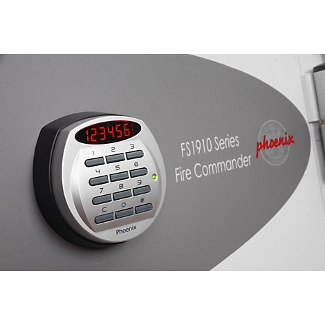 Nahaufnahme des digitalen Tastenfeldes eines grauen Phoenix Fire Commander FS1910 Tresors mit roter LED-Anzeige.
