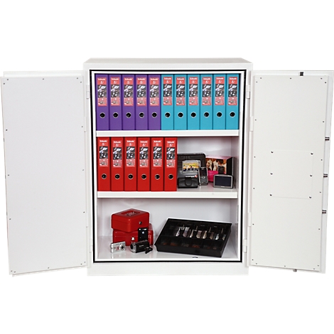 Ein weißer Tresorschrank mit geöffneten Türen, gefüllt mit Aktenordnern, Kassette und Wertsachen.