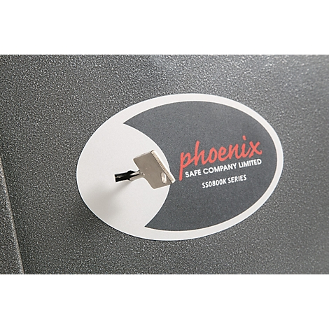 Close-up van een sleutel in het slot van een grijze Phoenix kluis.