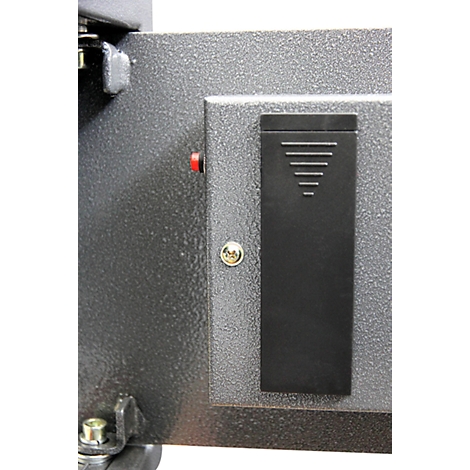 Nahaufnahme eines Safes mit einem schwarzen Bedienfeld, einem roten Knopf und einem silbernen Drehknopf.