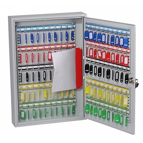 Offener grauer Schlüsselschrank mit vielen bunten Schlüsselanhängern und einer nummerierten Indexliste.