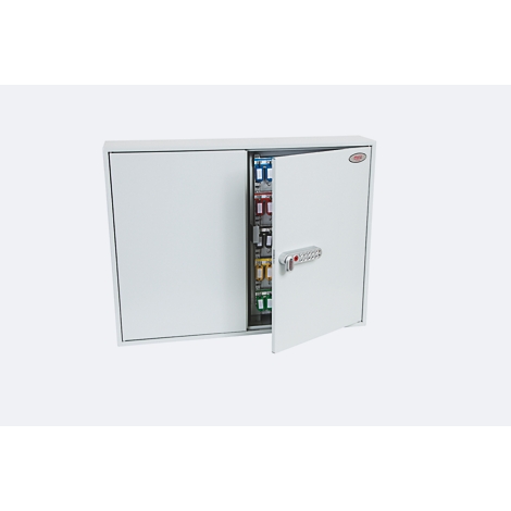 Ein weisser, halb geöffneter Schlüsselschrank mit elektronischem Zahlenschloss vor hellem Hintergrund.