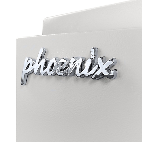 Nahaufnahme des verchromten Phoenix-Logos in Schreibschrift auf einer hellgrauen Oberfläche.