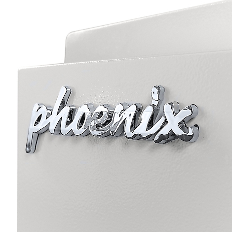 Nahaufnahme des verchromten Phoenix-Schriftzugs auf einer hellgrauen, strukturierten Oberfläche.