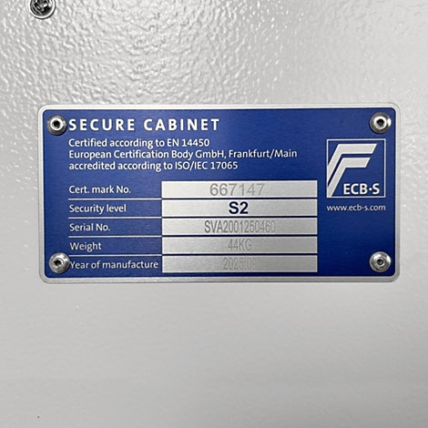 Blaues Typenschild eines SECURE CABINET mit Zertifizierungsinformationen, Sicherheitsstufe S2 und Gewichtsangabe.