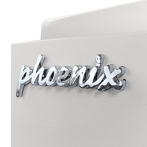 Nahaufnahme des verchromten Phoenix-Markenlogos in geschwungener Schreibschrift auf einem hellgrauen Untergrund.