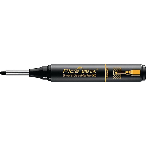 Close-up van een zwarte pen met de inscriptie "Pica BIG ink Smart-Use Marker XL". De pen heeft een zwarte punt en een zilveren behuizing.