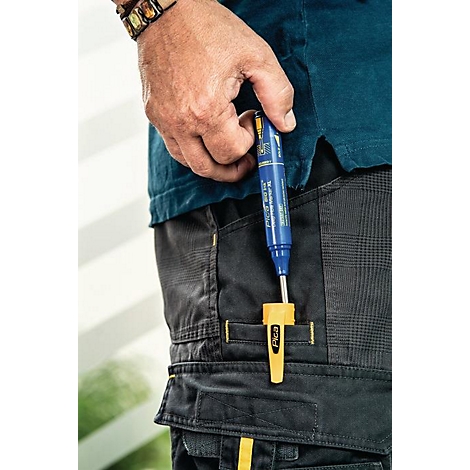 Persoon die een blauwe en gele pen vasthoudt, gedeeltelijk in een broekzak. De persoon draagt een blauw shirt en een werkbroek.