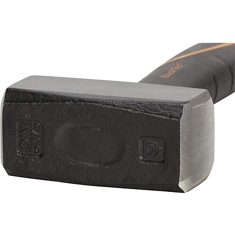 Gros plan d'une masse noire. La tête du marteau est rectangulaire et porte des empreintes. Le manche est noir avec une bande orange.
