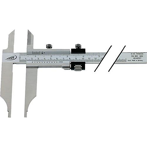 Caliper en métal. Échelle et chiffres clairement visibles.