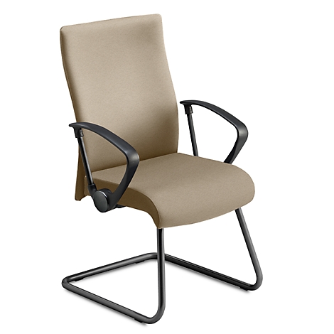 Chaise de bureau beige avec accoudoirs et cadre noirs.