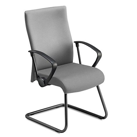 Chaise de bureau grise avec une armature et des accoudoirs noirs. La chaise est représentée sur un fond blanc.