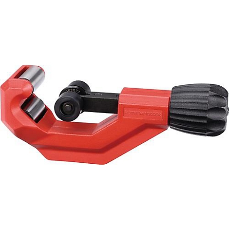 Een rode pijpsnijder met een zwarte handgreep en rollen. Voor loodgieterswerk en constructie.