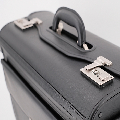 Detail van een zwarte aktetas. Focus op handvat, sluitingen en naden.