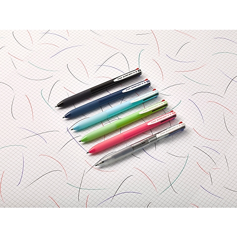 Sechs bunte Mehrfarben-Kugelschreiber liegen diagonal auf einem karierten Blatt Papier mit bunten Strichmustern.
