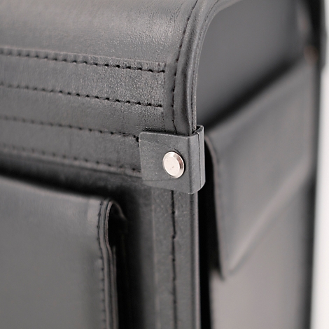 Detailaufnahme einer schwarzen Ledertasche mit silbernem Knopfverschluss.