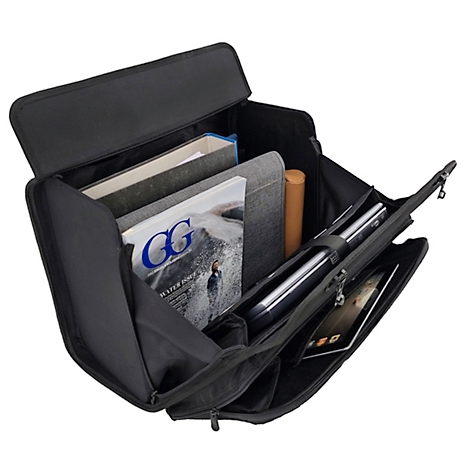 Zwarte aktetas, open. Binnenin tijdschriften, documenten, tablet en pennen. Ritsen en draagriemen.