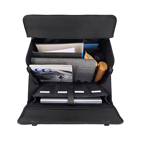 Offene schwarze Aktentasche mit Laptop, Magazin, Dokumenten und Accessoires.