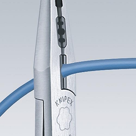 Gros plan d'une pince tenant un câble bleu. Le mot "KNIPEX" est visible sur la pince.