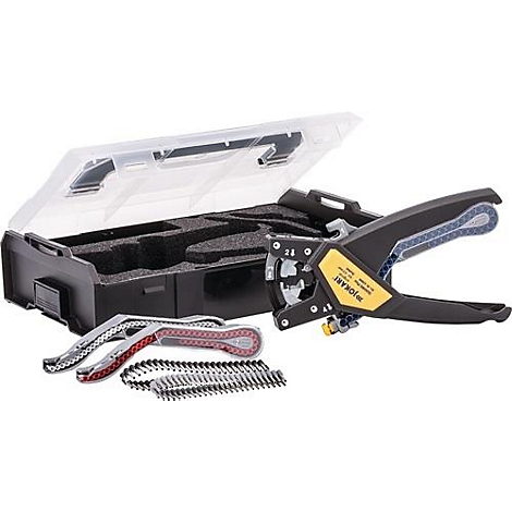 Boîte à outils avec pince à sertir et accessoires. "Jokari" est écrit sur le couvercle.