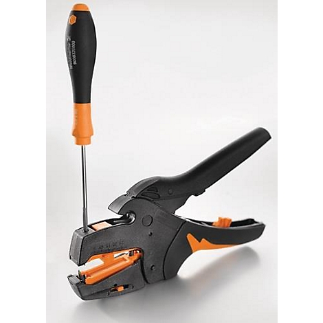 Pince à dénuder noire et orange avec tournevis. Le tournevis est inséré dans la pince.