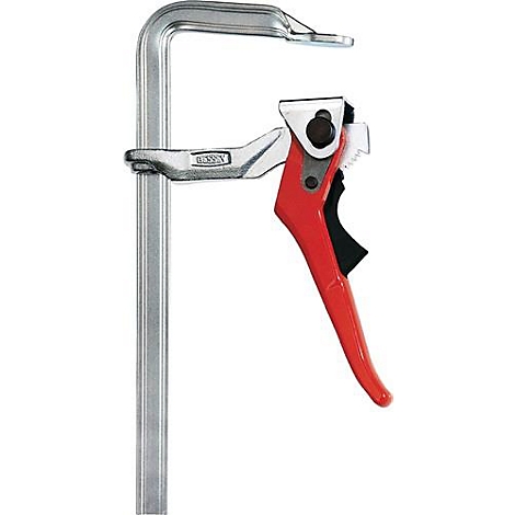 Serre-joint métallique avec poignée rouge et bouton noir. L'outil est représenté sur fond blanc.