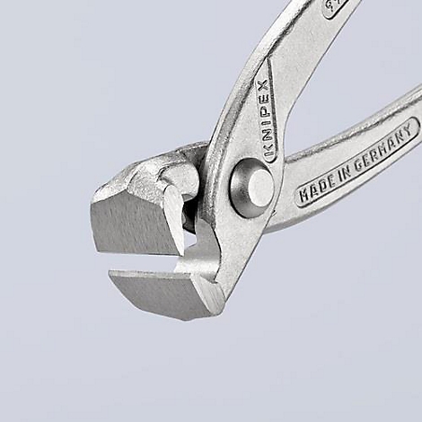 Gros plan d'une pince de couleur argentée avec l'inscription "KNIPEX" et "MADE IN GERMANY".