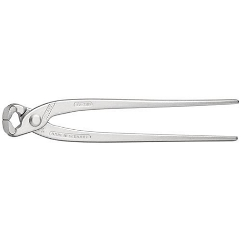 Une pince à ongles argentée. Les deux poignées sont droites et effilées. La pince est marquée de "Made in Germany".