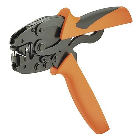 Pince à sertir avec des poignées orange et une tête en métal noir. Les poignées sont ouvertes.
