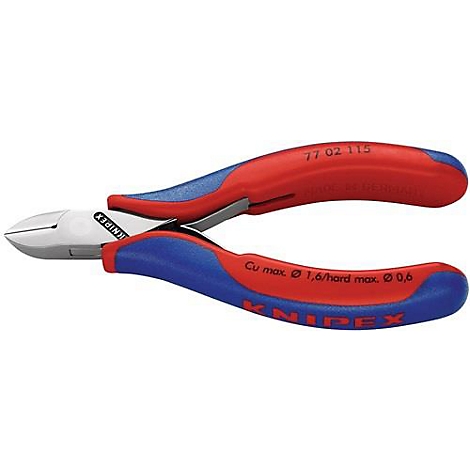 Gros plan sur une pince coupante diagonale Knipex avec une poignée rouge et bleue. Inscription : Knipex.